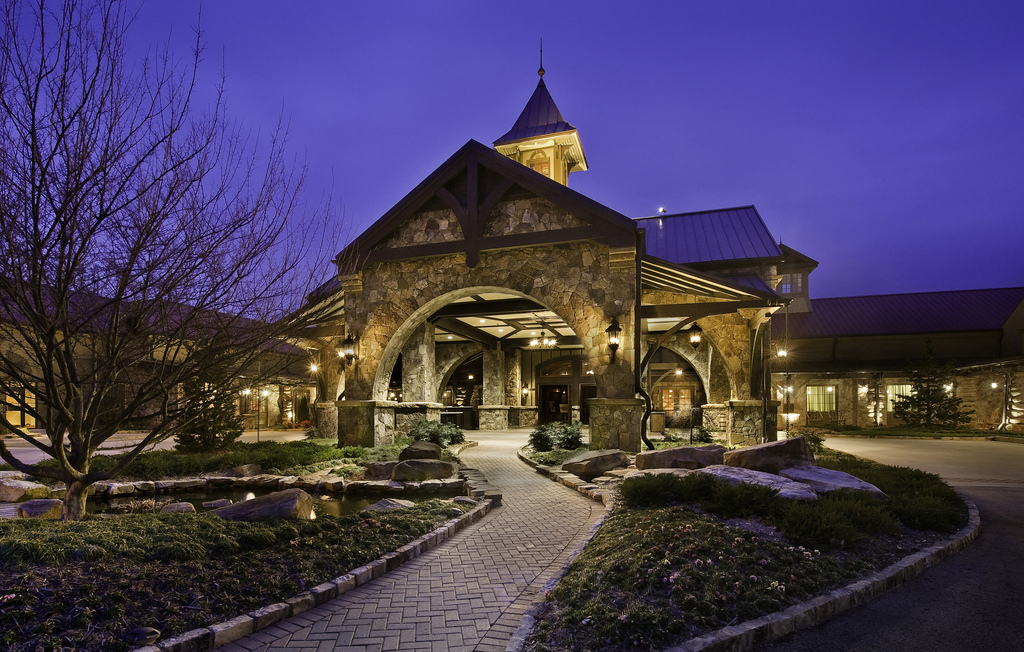 legacy-lodge-night